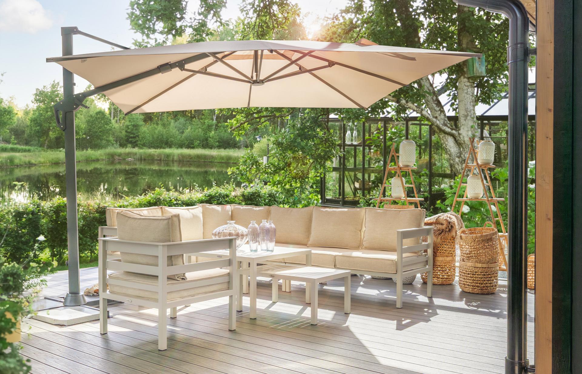 Beskyt dig mod solen – inspirerende tips til parasoller og solafskærmning